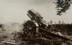 21 cm haubits m/1917 i skottlossningsögonblicket på Skillingaryds skjutfält.