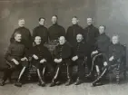 A 6 musikkår. C:a 1910.
Bakre raden: 3:e fr.v. Victor Sandberg.
Främre raden: 3:e fr.v. Josef Jacobsson.