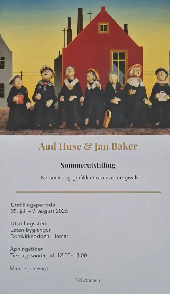 PLakat med bilde av sju keramikkfigurer øverst og følgende tekst under: Aud Huse & Jan Baker | Sommerutstilling | |Keramikk og grafikk i historiske omgivelser | Utstillingsperiode 25. juli - 9. august 2026 | Utstillingssted: Løtenbygningen, Domkirkeodden, Hamar | Åpningstider tirsdag-søndag kl. 12.00-18.00 Mandag: stengt | Velkommen