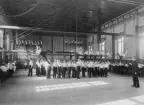 Gossar drillas i läroverkets gymnastiksal i Linköping. Byggnaden stod klar 1881, uppförd ett stenkast från läroverkets dåvarande placering utmed Storgatan (sedan 1921 stadshus). Information kring fotografiet ger påståendet 