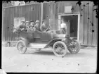 Fotografi i serie för identifiering av motiv ur A C Hultgrens fotosamling.

Kommentar:
Vid Georg Elmbergs gästgiveri?