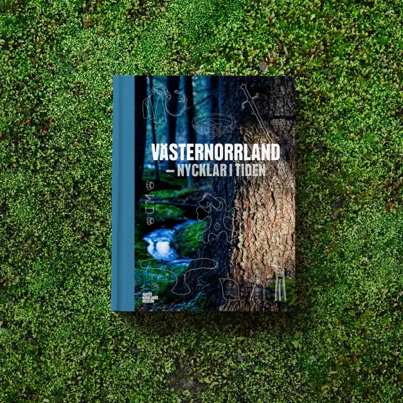 Boken Västernorrland – nycklar i tiden ligger på en bädd av mossa.
