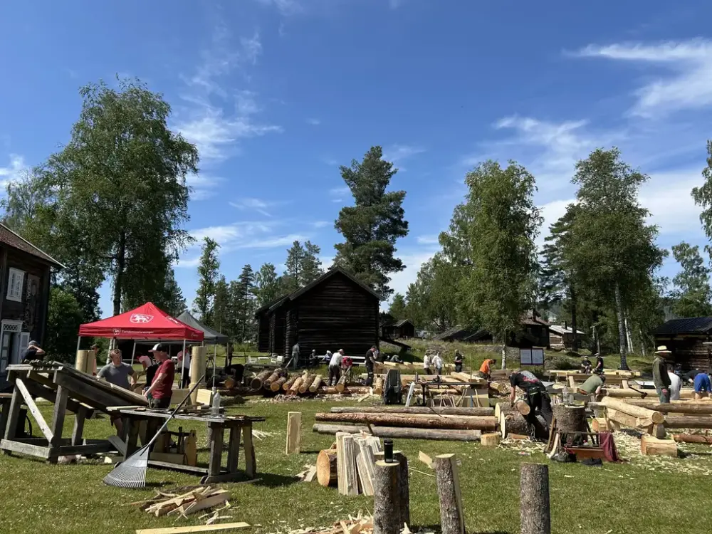 Mange håndverkere i sving på Sigdal Museum under øksefestivalen 2026