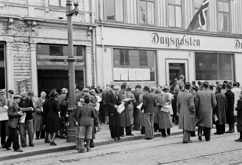 Kø utenfor Dagsposten på frigjøringsdagen 8. mai 1945