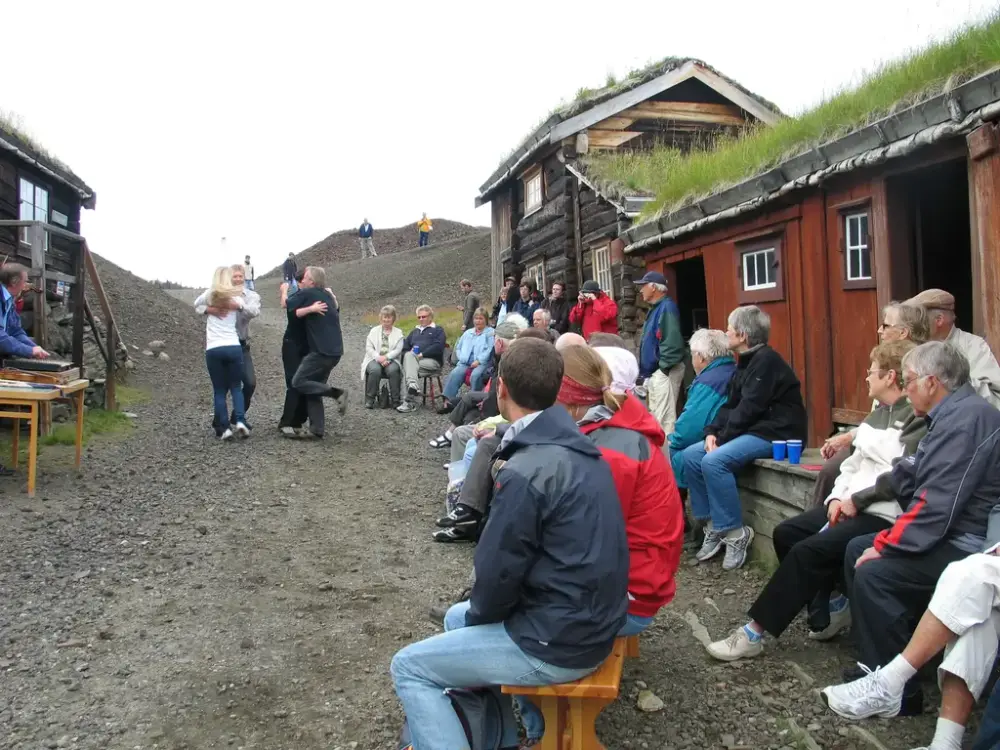 Bildet viser mennesker som danser og spiller. Det er også publikum.