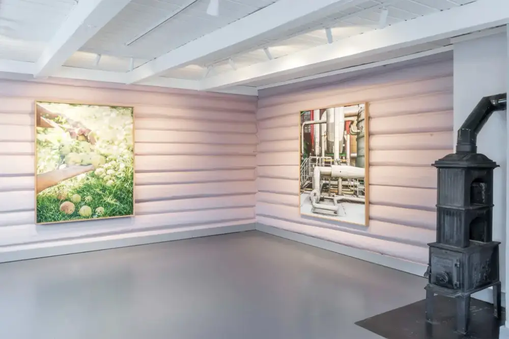 Utstillingssalene i Plassanebygningen på Sigdal Museum med Hilde Honeruds fotokunst på veggene