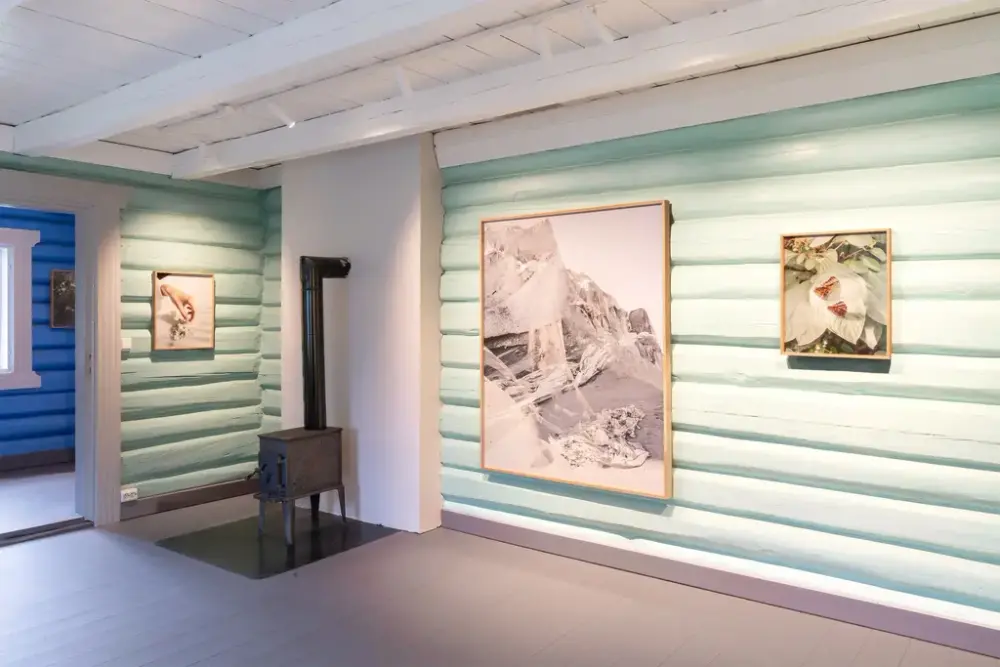 Utstillingssalene i Plassanebygningen på Sigdal Museum med Hilde Honeruds fotokunst på veggene