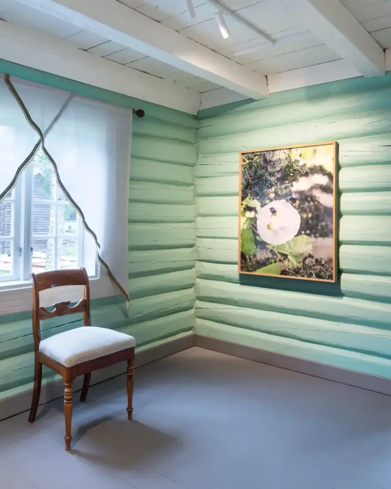 Utstillingssalene i Plassanebygningen på Sigdal Museum med Hilde Honeruds fotokunst på veggene