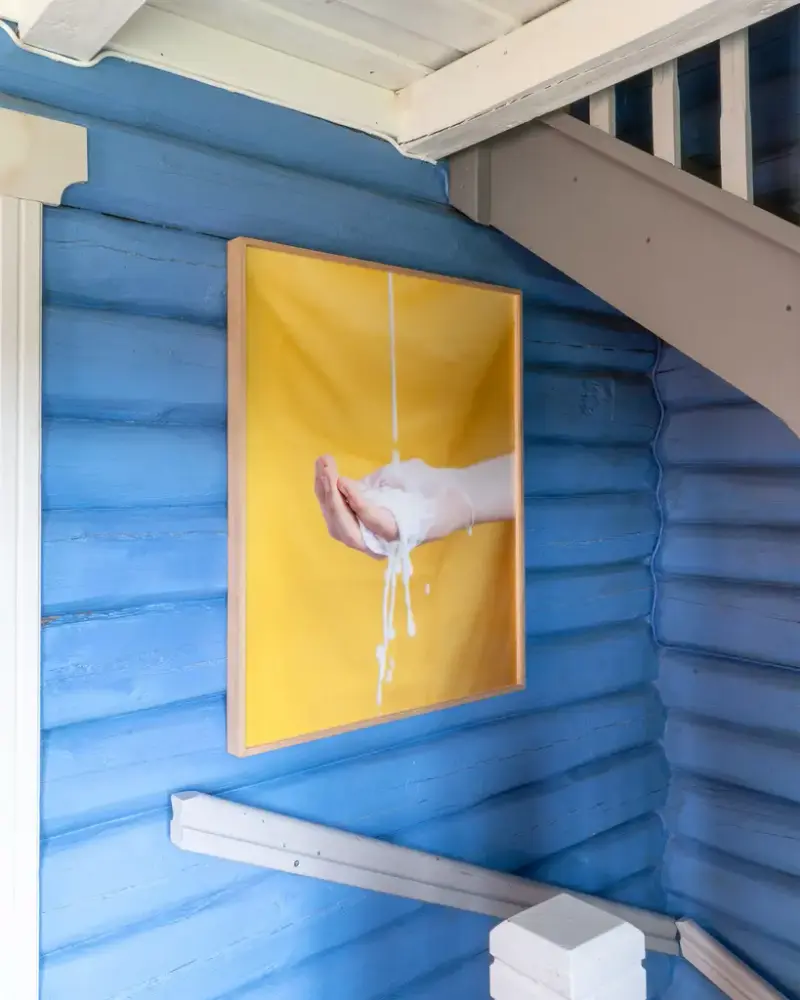 Utstillingssalene i Plassanebygningen på Sigdal Museum med Hilde Honeruds fotokunst på veggene