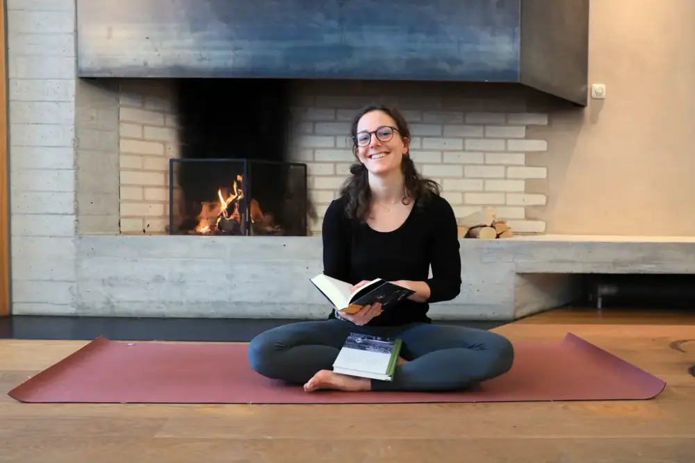 Yogalærar og konservator Anne Natvig på yogamatte