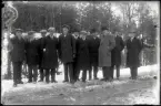 En grupp unga män