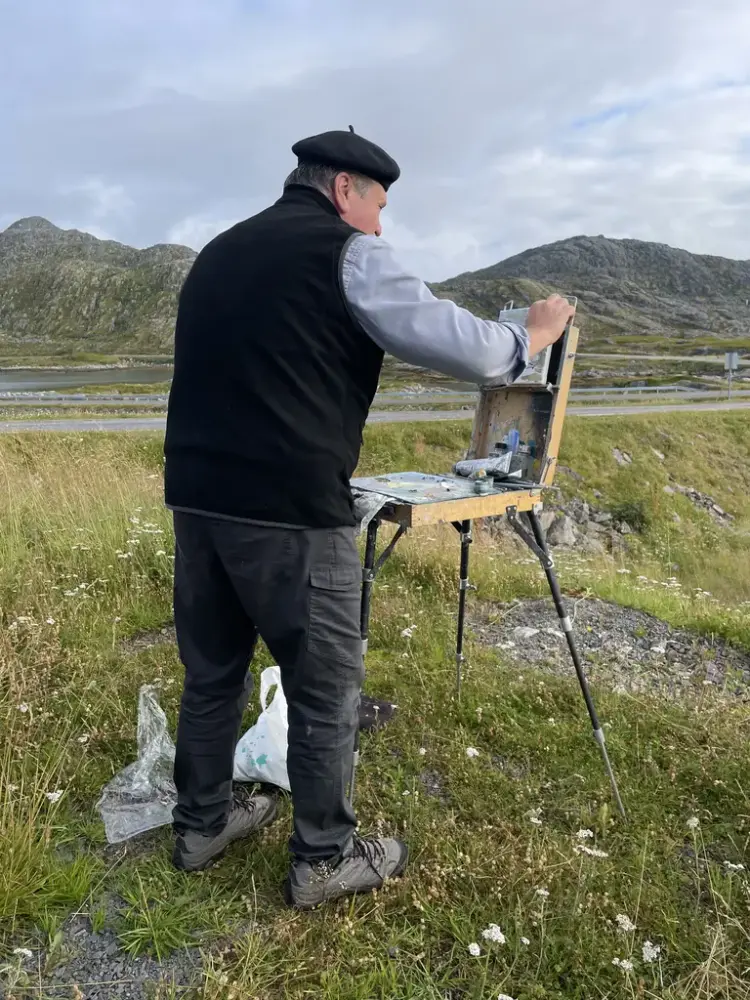 Kunstner Igor Filippou maler i Gjesvær