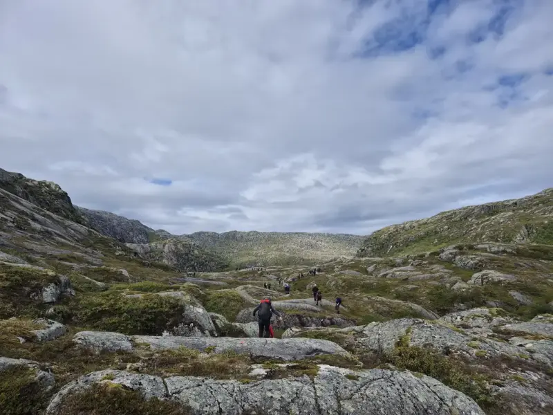 Landskap med turgåere
