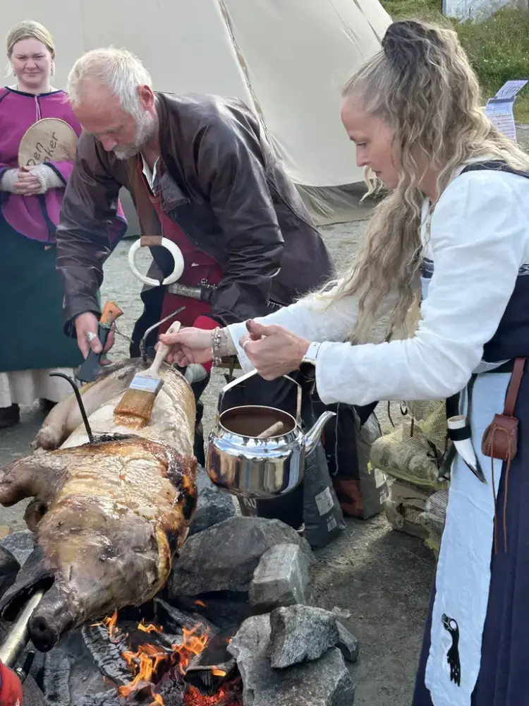 Villsvinet ble godt tatt vare på gjennom dagen - her av Marcella og Terje