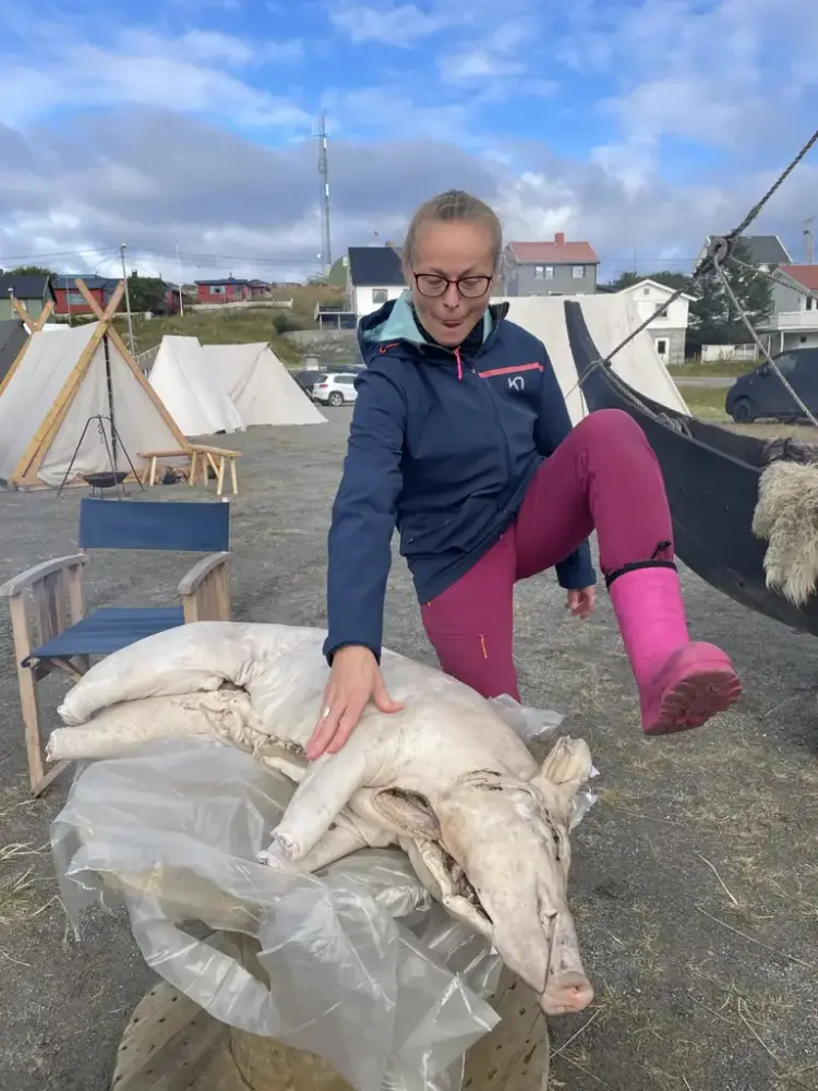 Marcella med villsvinet til etegildet