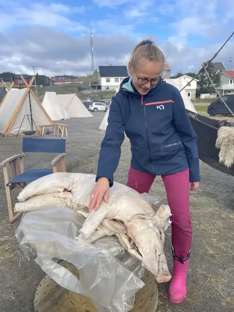 Marcella med villsvinet til etegildet