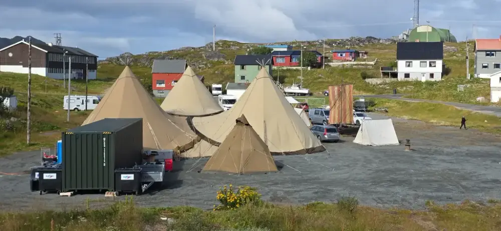 Festivalområdet på den gamle fotballbanen i Gjesvær