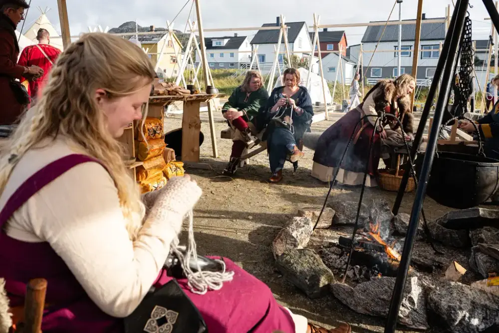 Håndarbeid i vikingtidsleiren