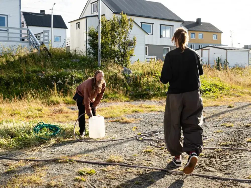 Det var mange som bidro til å gjøre festivalen til en fin opplevelse. Her hentes vann.