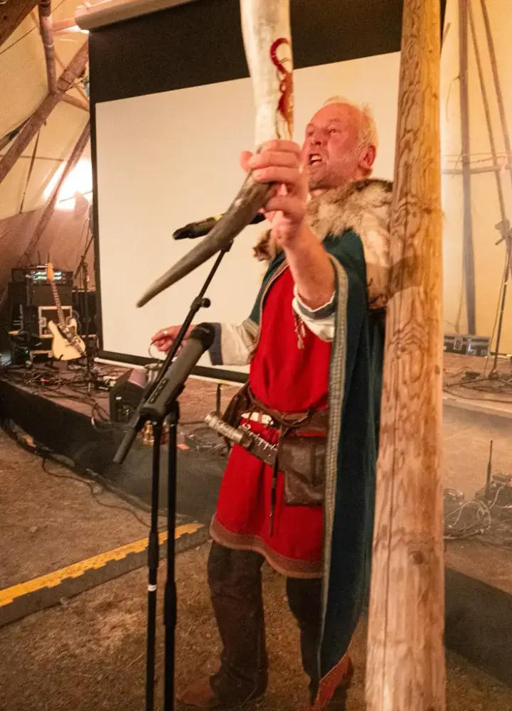 Vikinghøvding Terje utbriger en skål for frivilligheten