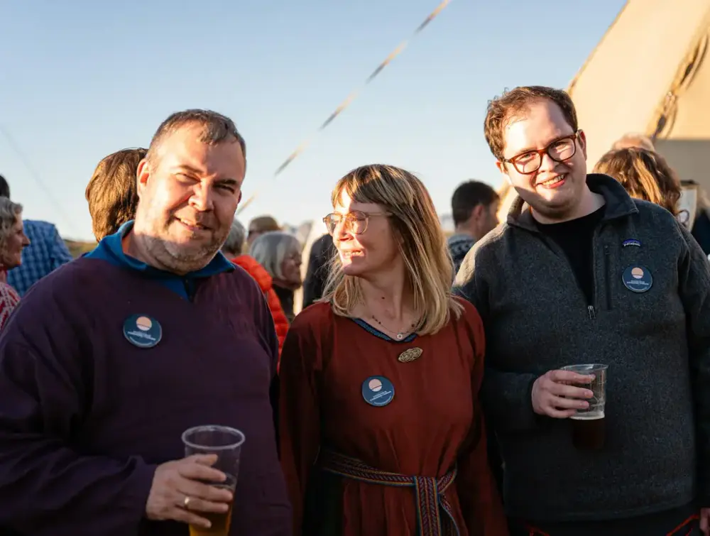 f.v. Øystein, Emma og Leif nyter sola i Gjesvær