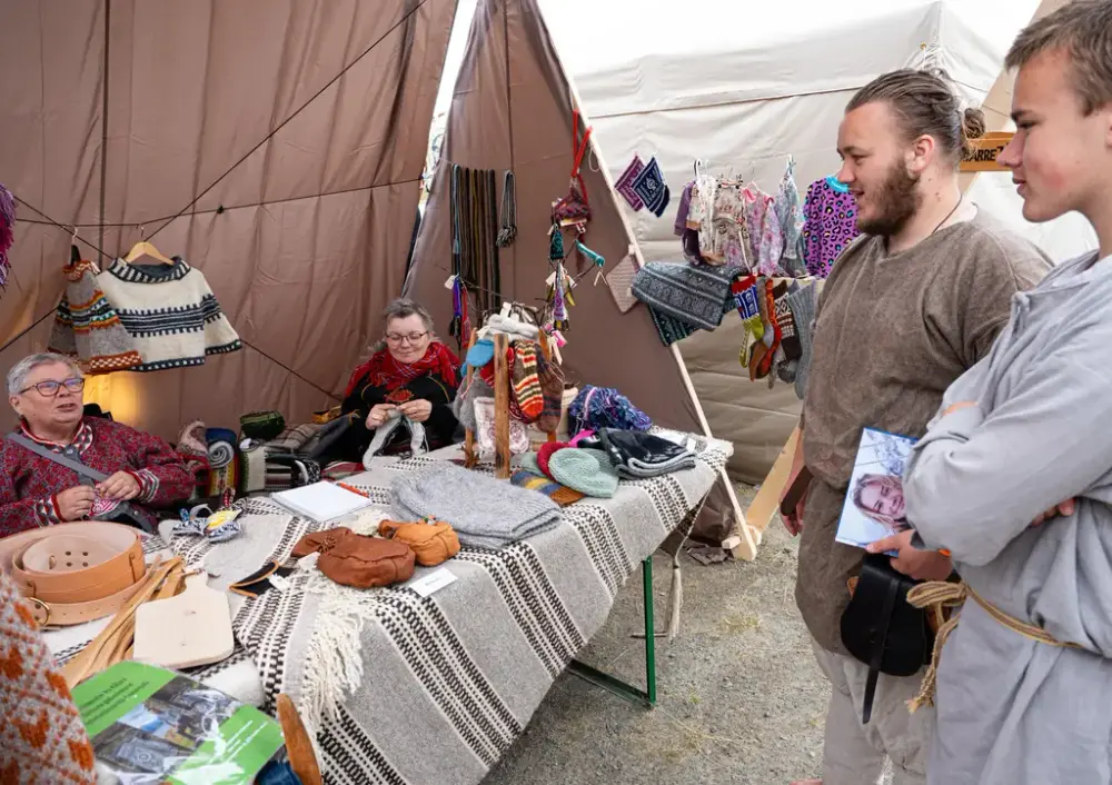 Vikingene slår av en prat på markedet