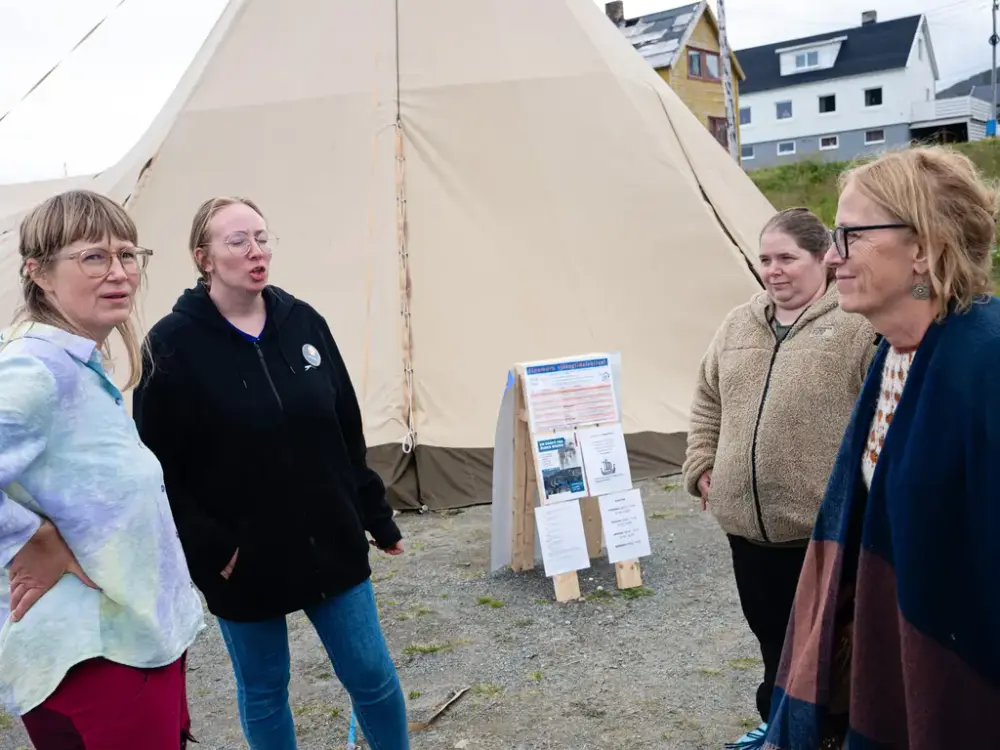 Fire av damene bak festivalen har et statusmøte underveis - f.v. Emma, Elin, Hege og Edelh