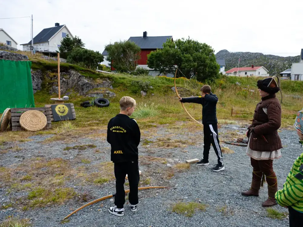 Det er artig å få prøve seg med pil og bue