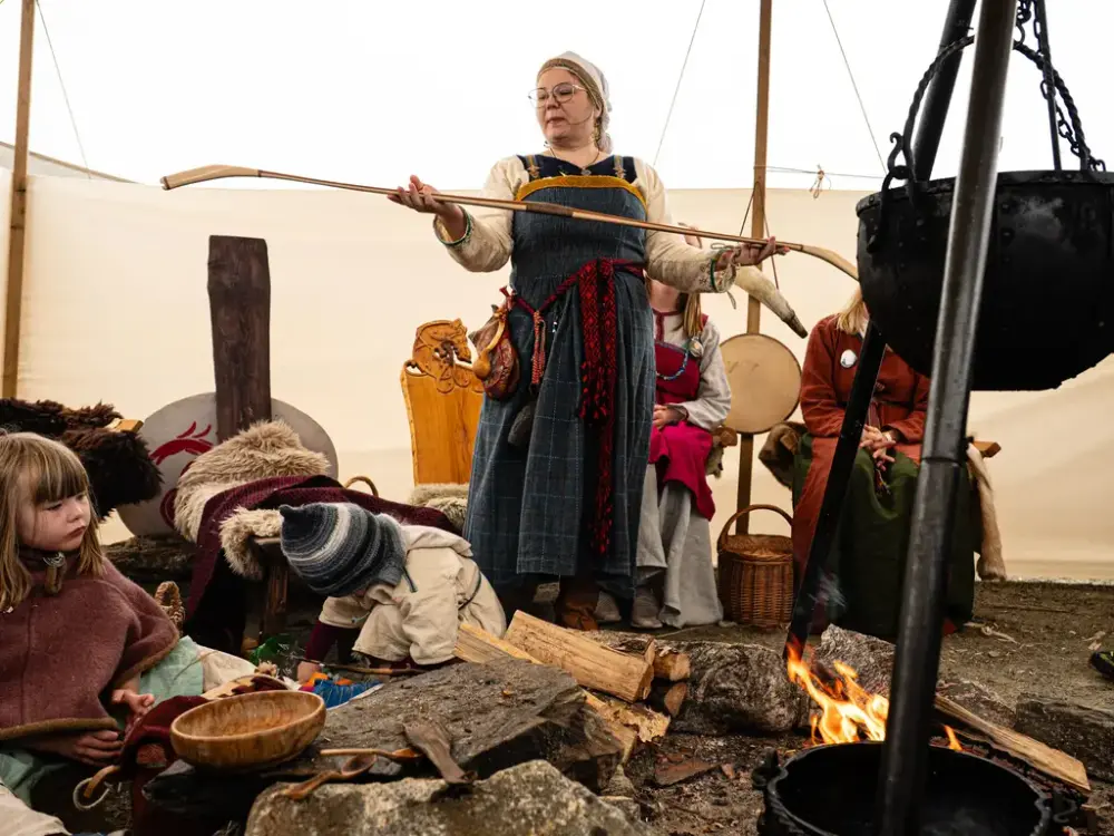 Felizia (Gjenreisningsmuseet for Nord-Troms og Finnmark) forteller og viser frem toveisbuen