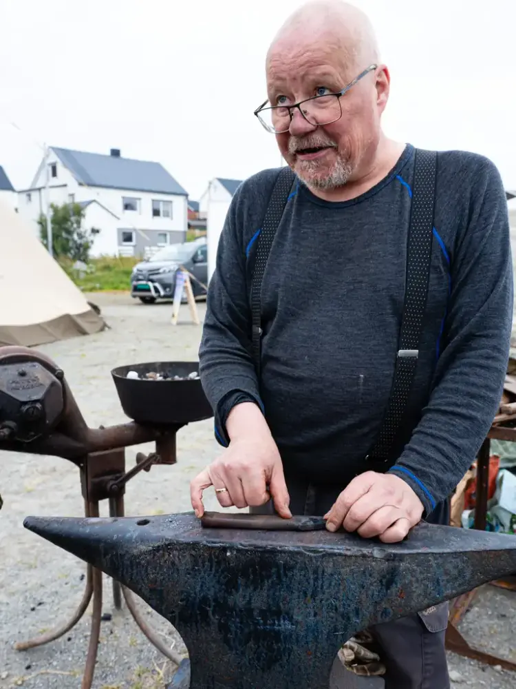 TrondSmed viser og forteller
