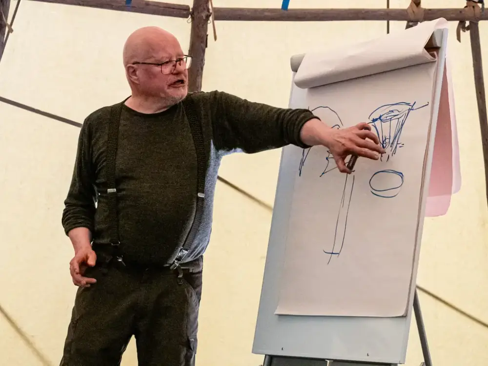 TrondSme viser, tegner og forklarer hvordan jernoksiden utvinnes.