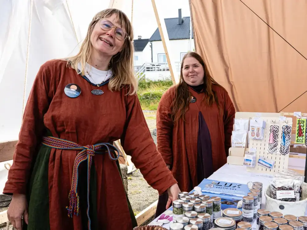 Emma og Hege fra Nordkappmuseet i kjoler de selv har sydd i anledning festivalen