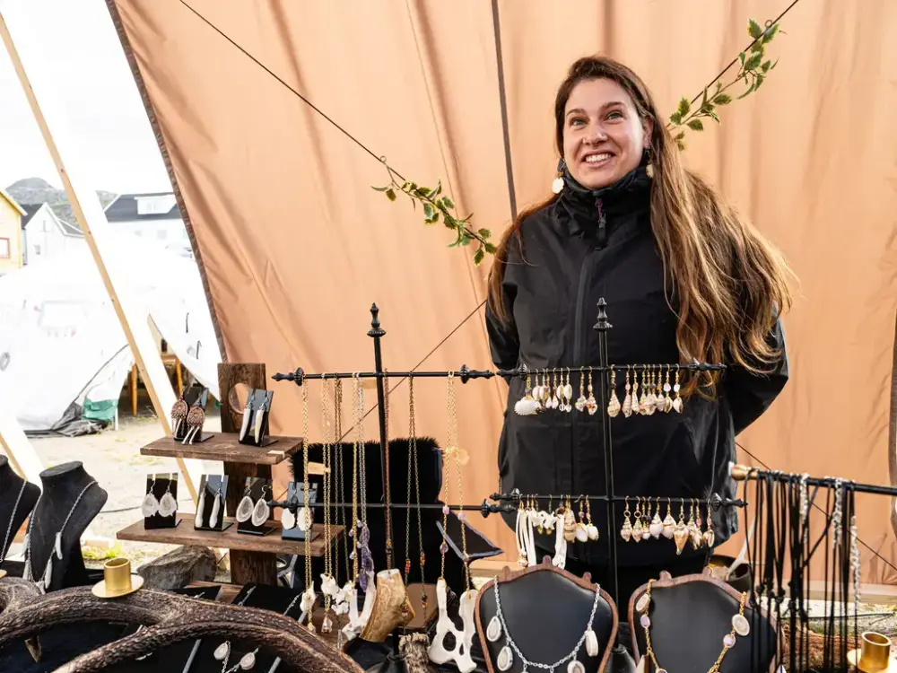 Mariana med nydelige smykker på markedet