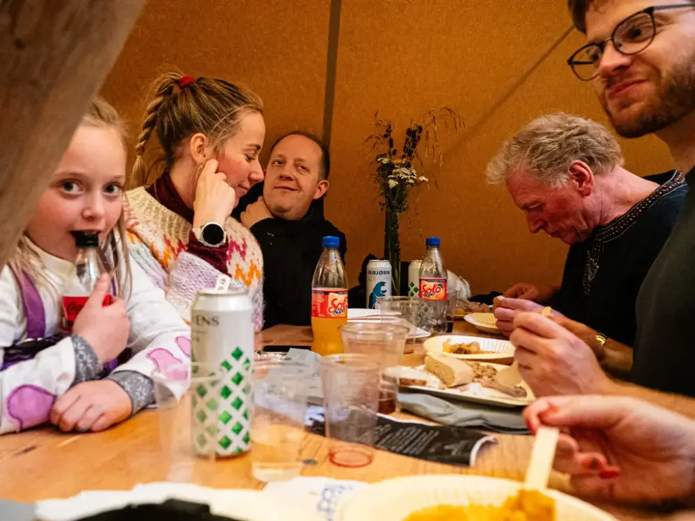 Både store og små koste seg på etegildet