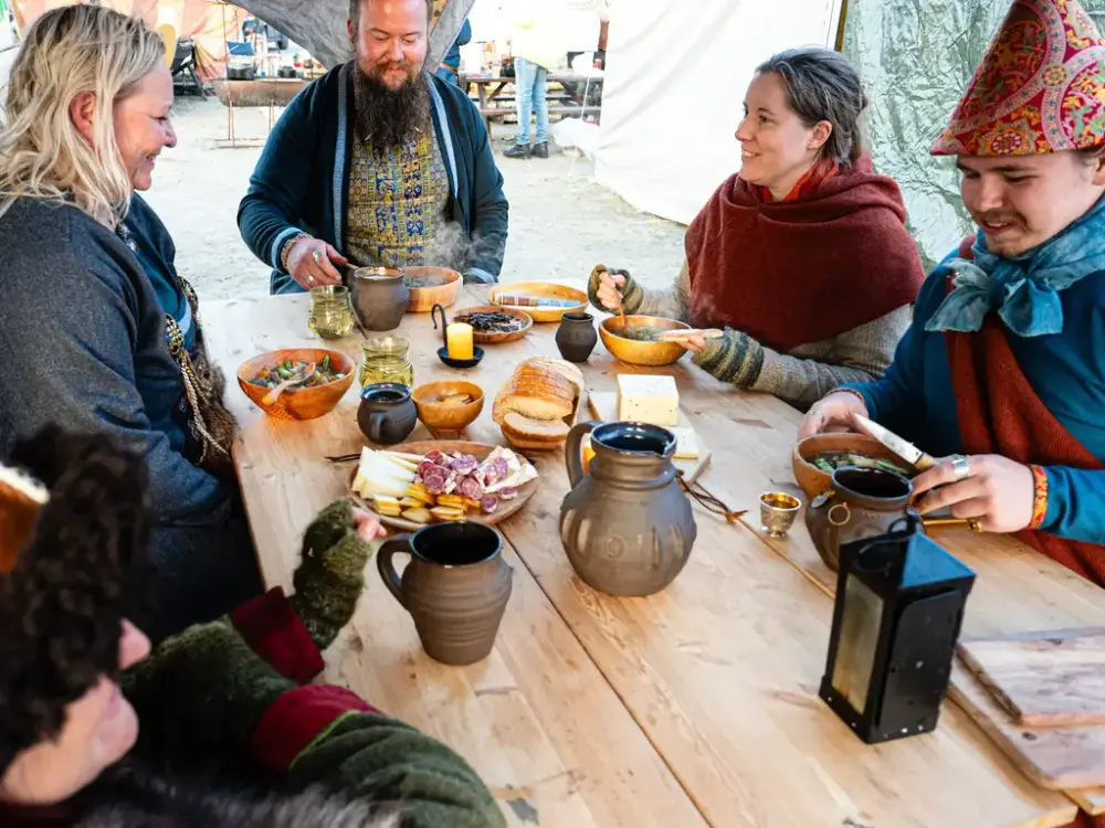 Et måltid i vikingtidsleiren