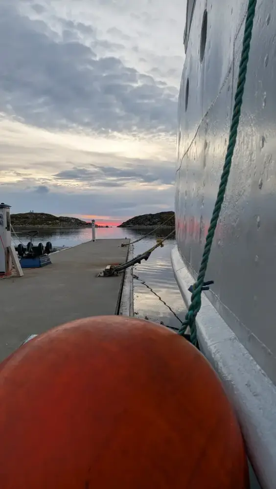 Gamle Mårøy til kai i Gjesvær.