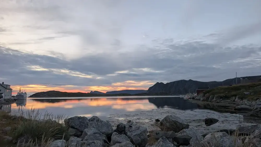 Gjesvær august 2026. Skipet Gamle Mårøy sees til vestre i bildet.