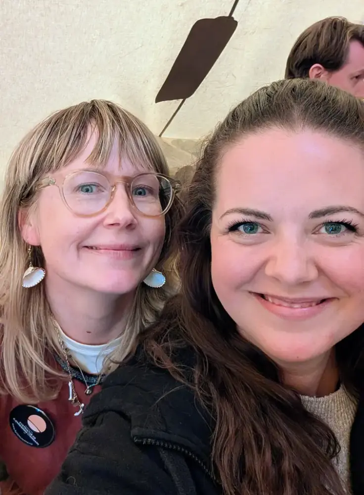 Emma (Nordkapp) og Kristine (Måsøy) koser seg på etegilde