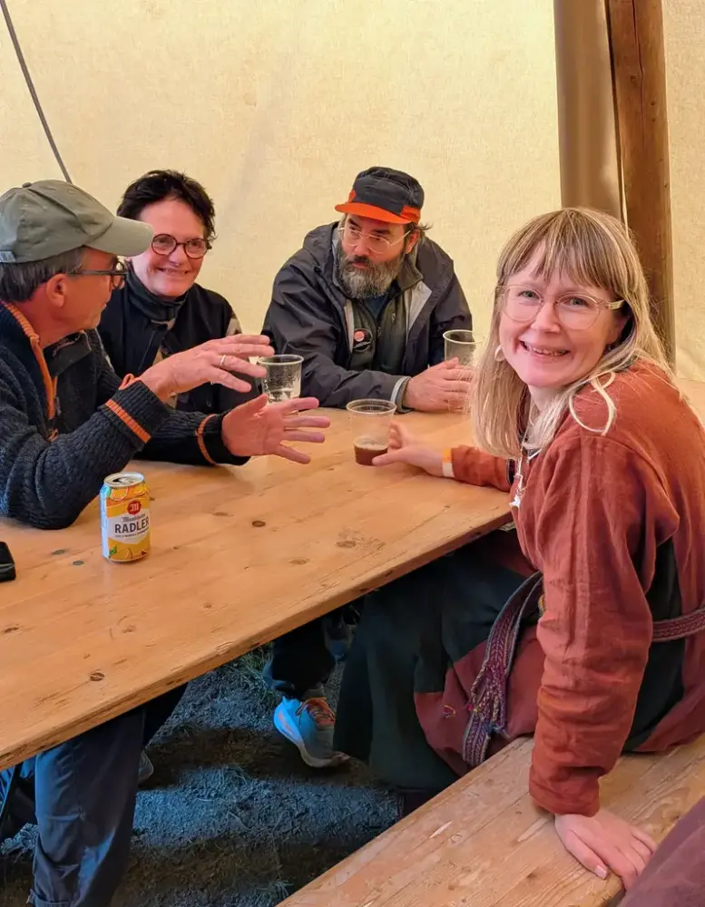 Emma Gunnarsson (Nordkappmuseet) koser seg under festivalen