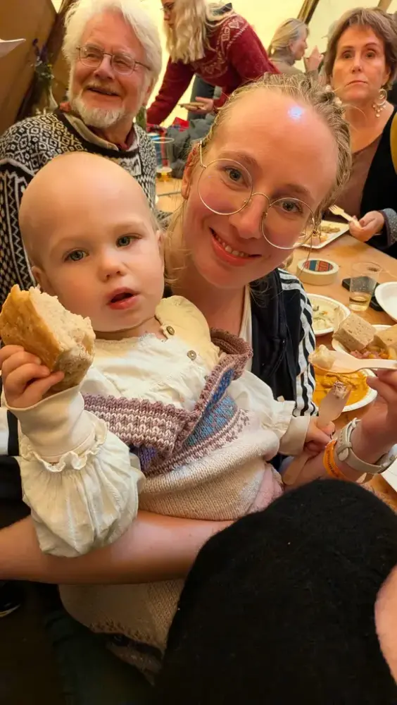 Elin Berg (Hermetikken) koser seg på etegildet