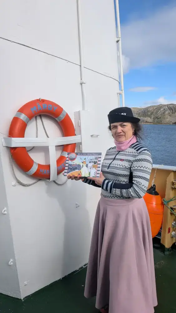 Sylvi Jane Husebye har skrevet ei bok for Finnmarksforlaget - denne presenterte hun ombord Gamle Mårøy.