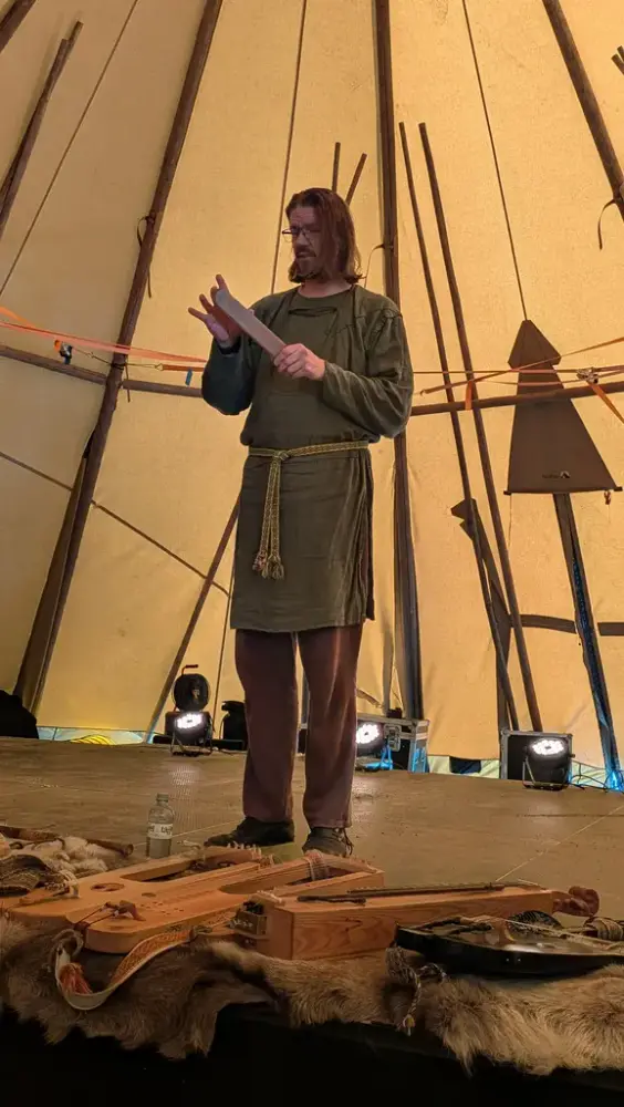 Kjell Braaten med interessante forestillinger med tidligere tiders instrumenter.