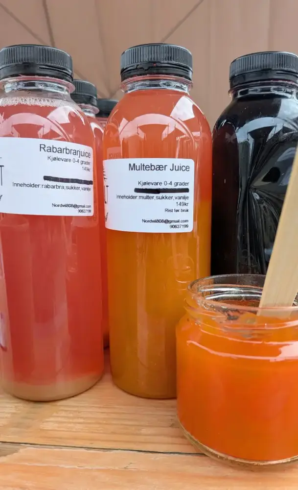 Varer på markedet - rabarbra- og multebærjuice