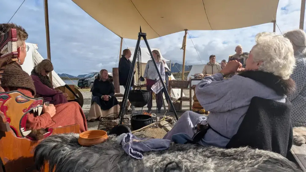 Fint vær og god stemning i vikingleiren