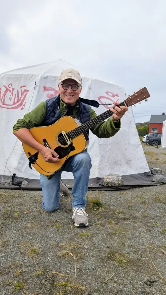 Per Inge Jensen lagde god stemning med "På grensen til allsang" i festivalteltet.
