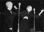 Ingrid Larsson (t.v.) och Inga Sweyert framför sin
restaurangmusikparodi.