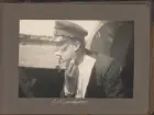 C.A. Landegren röker pipa och rakar sig ombord på Wiking X.
