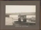 C.G. Pettersson och C.A. Landegren ombord Wiking X vid avresa från Stockholm den 16 juli 1928. I bakgrunden syns Skeppsholmsbron.
