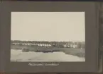 Holländskt landskap med vatten i förgrunden.