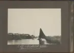 Atala och en holländsk tjalk i en kanal i Nederländerna.